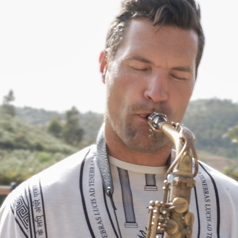 Gijs Huijs is playing saxophone during the soundjourney session Sounding into the Divine, Algarve